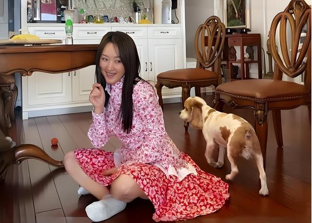 53岁杨钰莹现状：住深圳豪宅，穿碎花裙皮肤光滑，在自家楼顶种菜