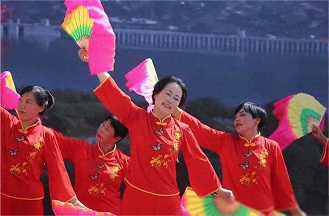 公公照看儿媳不避嫌，故意盯着儿媳哺乳谁不是掀起衣服喂奶？