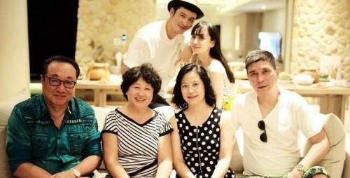 何炅父亲近照曝光 细数明星父母颜值