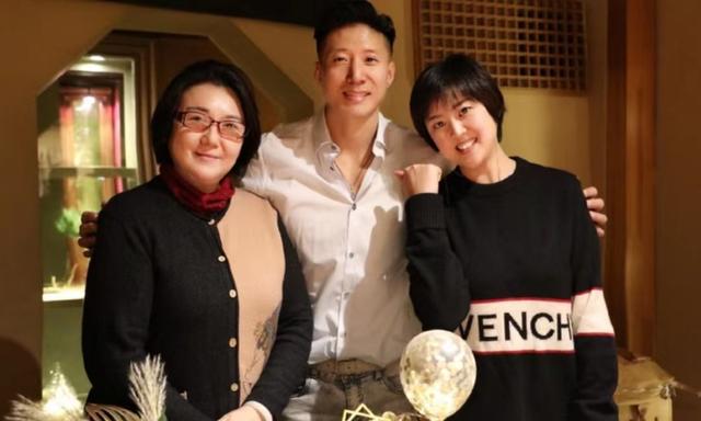 男人味十足！洪金宝42岁小儿子罕见晒照，外型壮硕兼一身小麦肤色