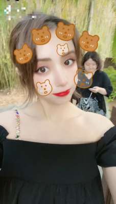 大肚子美女(33岁辣妈麦迪娜独自出游，宽松短裙遮不住巨大孕肚，四肢细过路人)