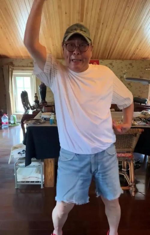 “猪八戒”已经79岁了，妻子比嫦娥还美，如今儿子也事业有成