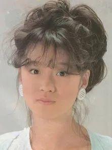 想回到昭和时代，除了穿搭，你还需要一个合适的发型