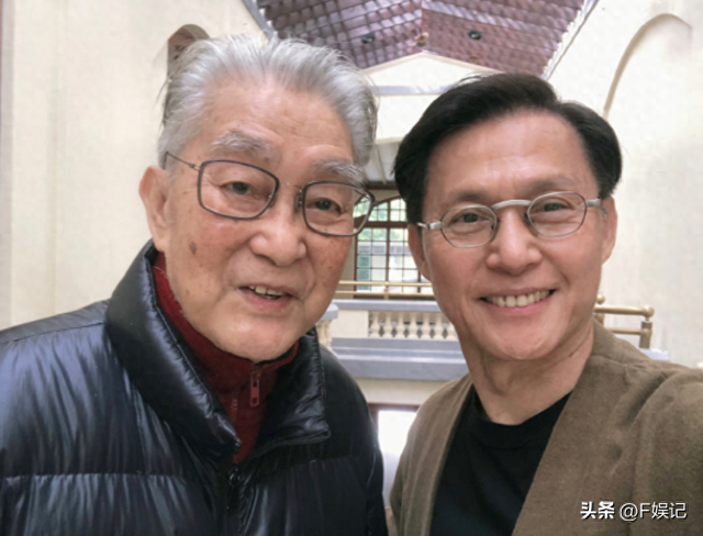 张国强开心约上息影的周骢喝早茶 遇上郑则仕3位老戏骨开心合影