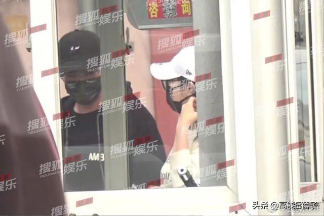 朱一龙被拍与年轻女性关系密切，工作人员曾爆料其已有老婆