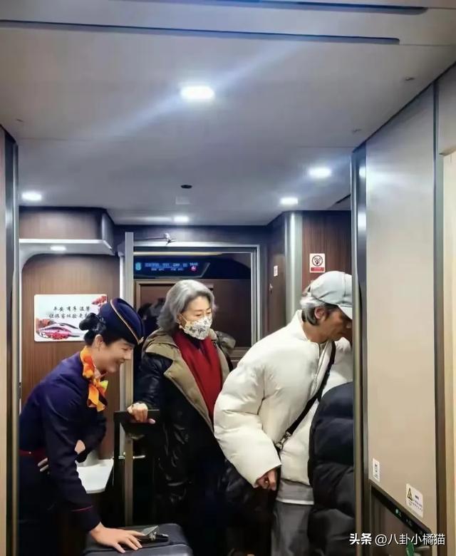 76岁林子祥携叶倩文现身长沙，两人头发全白，林子祥好多老年斑