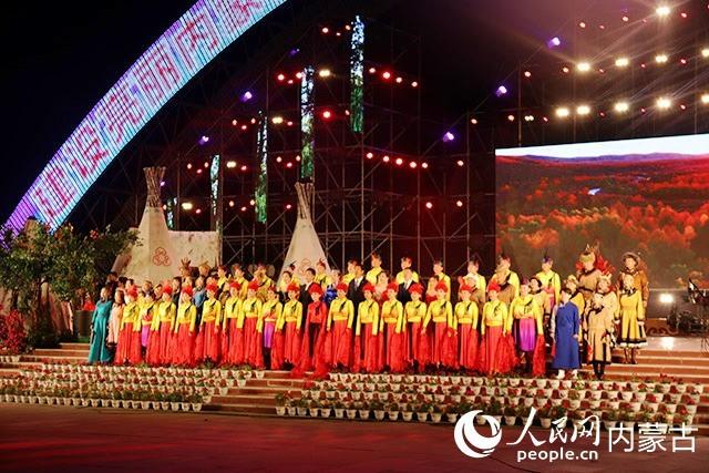 篝火旁歌唱民族团结新故事