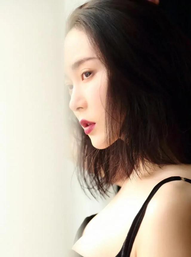 “晶女郎”胡然才是大号水蜜桃，泳装照走光身材劲爆，这谁顶得住