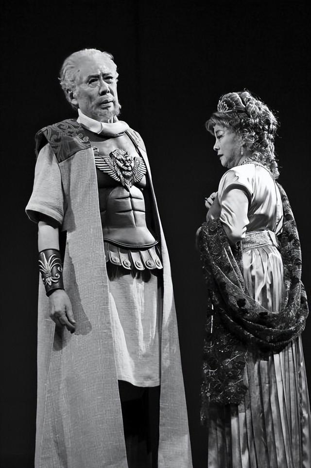 头发花白，衣服全是洞，88岁烟不离手的焦晃，早已走上另一条大道