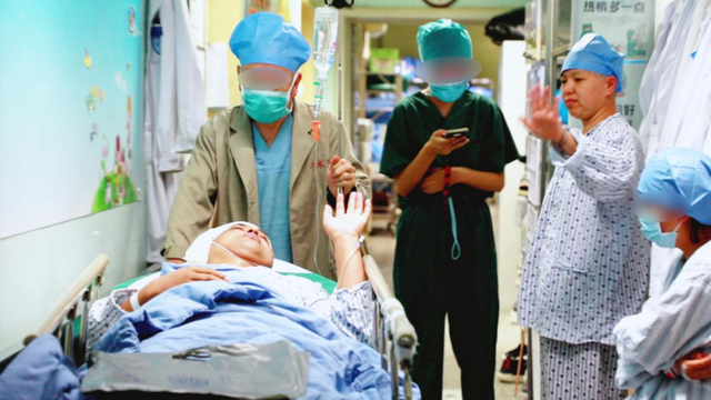 “爸爸能听到了，妈妈也能听到了！”