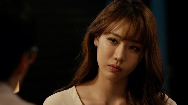 《热线女孩》：女人白天清纯护士，晚上化身热线女孩