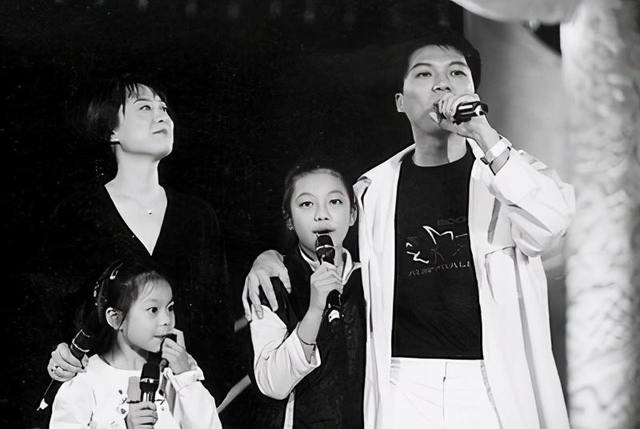 25岁退役的广东乒乓男神,妻子是百花影后,一家四口都颜值超高