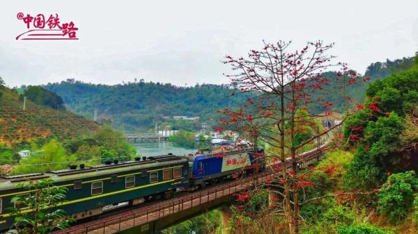 夏日限定火车风景，是浪漫的味道