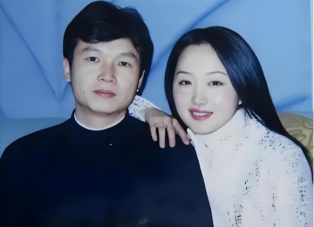 53岁杨钰莹现状：住深圳豪宅，穿碎花裙皮肤光滑，在自家楼顶种菜