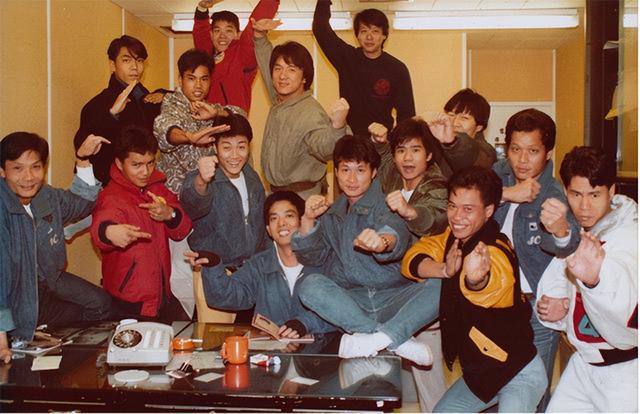 破防了！成龙近照断崖式衰老，头发花白老态龙钟，网友：接受不了