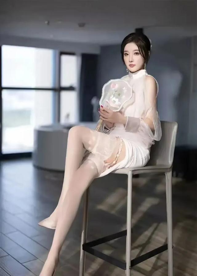 杨晨晨性感写真，女娇娥媚而不俗，身材与颜值肆意绽放