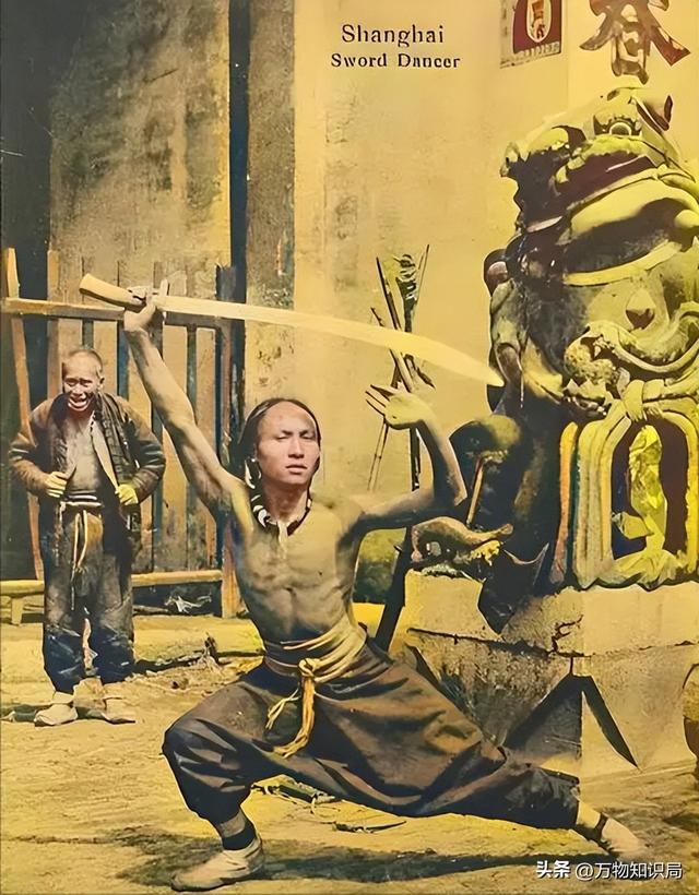 晚清老照片：男男女女挤在一起打麻将，囚徒感觉丢脸躲避镜头