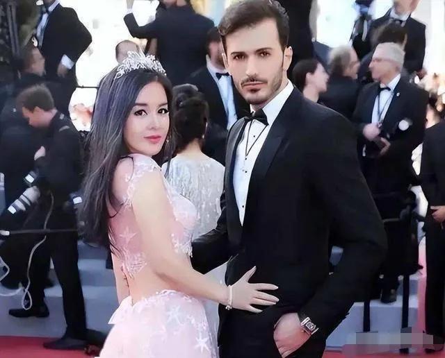 52岁于文红又惹争议！绍兴见面会保镖全是外国人，真实颜值也曝光