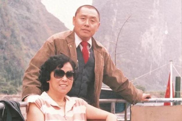 “猪八戒”已经79岁了，妻子比嫦娥还美，如今儿子也事业有成