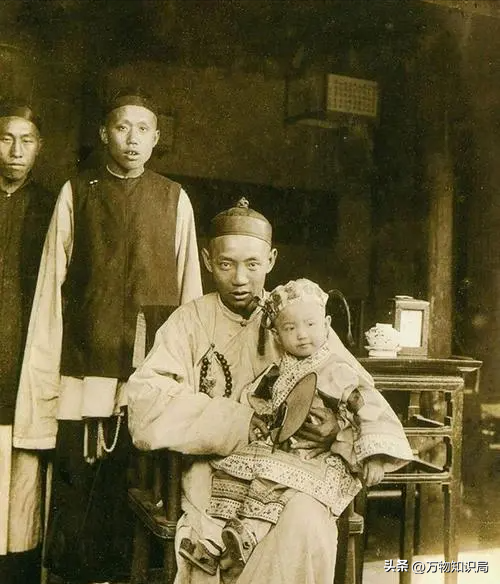 晚清老照片：男男女女挤在一起打麻将，囚徒感觉丢脸躲避镜头