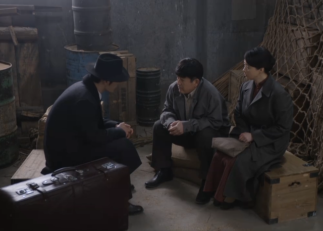 《潜行者》好戏，两个军统女特工，一个献身汉奸一个爱地下党