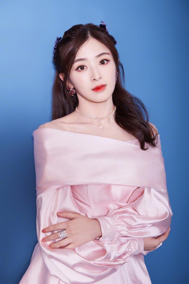 31岁张含韵少女感十足，穿学生装不违和，却因身材被嘲：张含孕