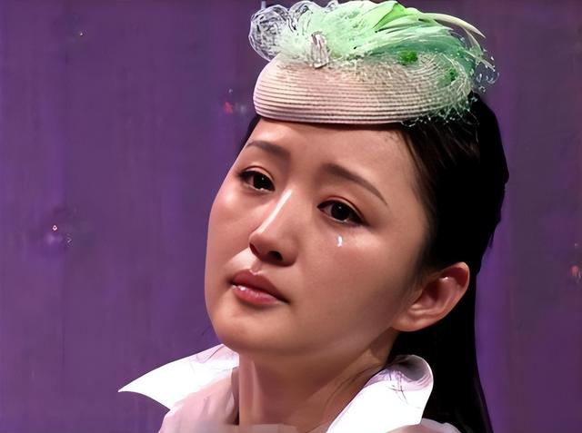 53岁杨钰莹现状：住深圳豪宅，穿碎花裙皮肤光滑，在自家楼顶种菜