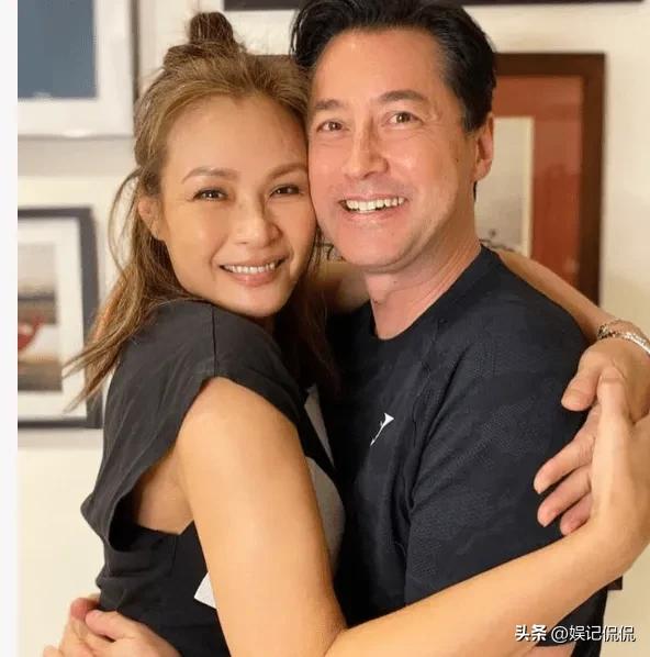 港星任达华王敏德澳门乡村打高尔夫，状态超年轻，与美女合影亲密