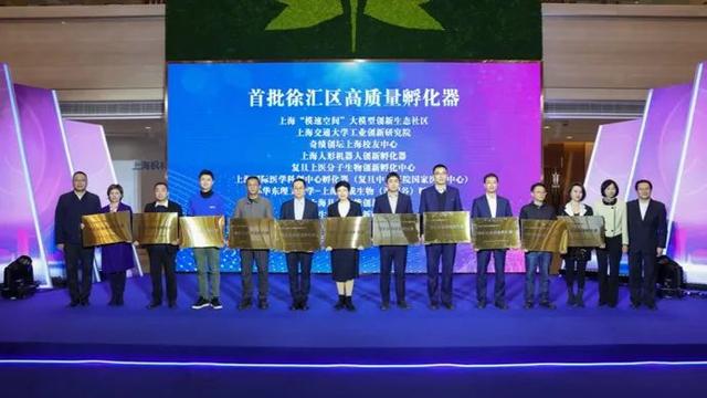 而立之年在徐汇创业逐梦，他开发了“直膝行走机器人”
