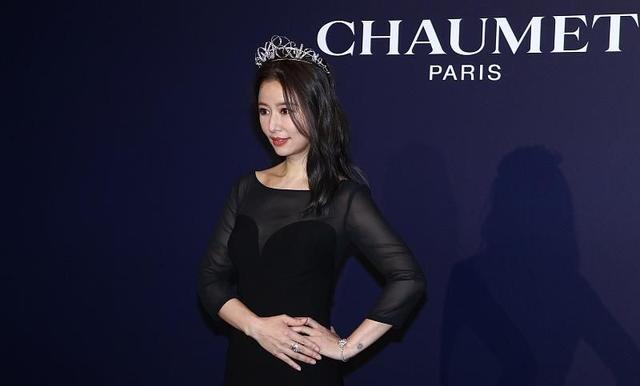 二胎实锤？林心如久违露面，侧身肚子隆起没腰线，全程捧腹显孕相