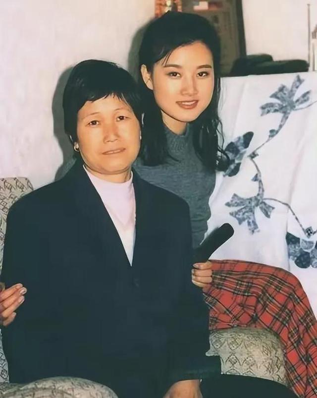 58岁宋祖英近照曝光！与丈夫分居8年，39岁生子，如今活成了这样