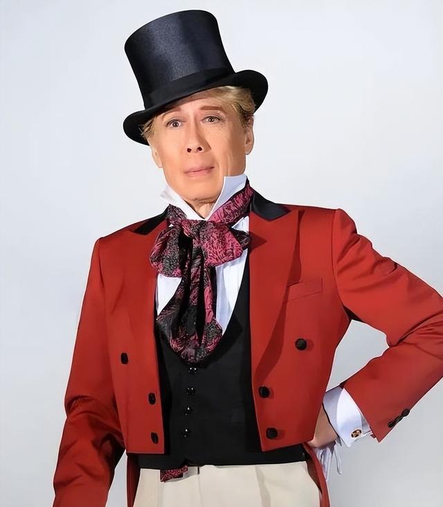 头发花白，衣服全是洞，88岁烟不离手的焦晃，早已走上另一条大道