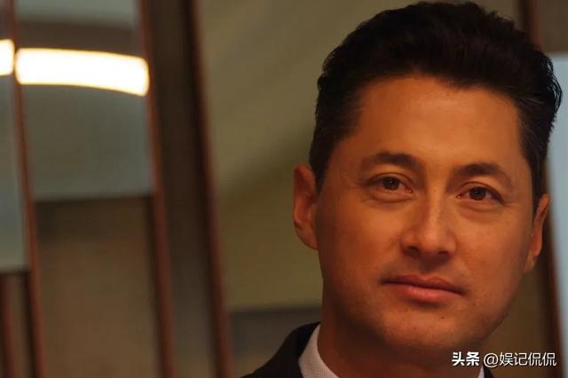 港星任达华王敏德澳门乡村打高尔夫，状态超年轻，与美女合影亲密