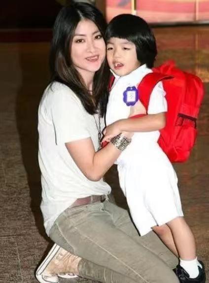 “百亿天后”陈慧琳近照曝光，49岁皮肤白嫩，被富豪老公宠成少女