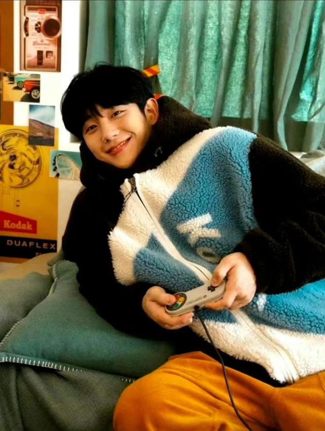 丁海寅的风格转变：从清爽男神到成熟魅力，引发的争议与思考