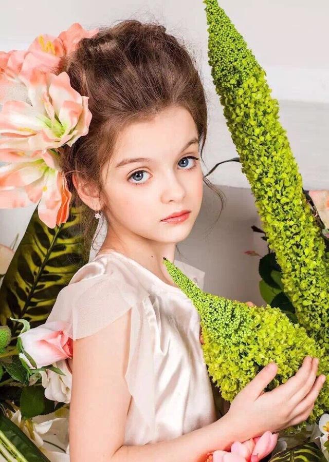 俄罗斯最炽手可热的小童模“米兰”长大了,唯美的洛丽塔就是她本人啦!