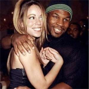 吉文斯(1988年，拳王泰森带着第一任妻子吉文斯走在街上，)