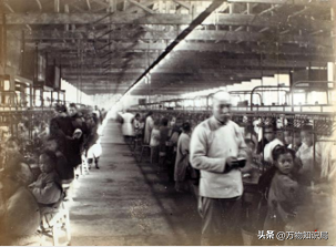 晚清老照片：男男女女挤在一起打麻将，囚徒感觉丢脸躲避镜头