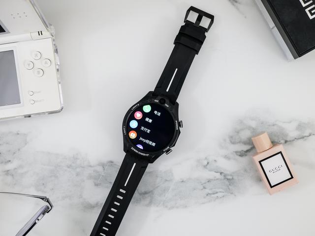 双摄像头可拍照，64GB+触摸屏的手表你见过吗？Jeep黑骑士评测
