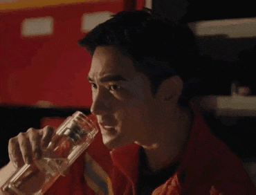 33岁杨洋晒照庆生，从众星捧月到无人问津，体现娱乐圈人情冷暖