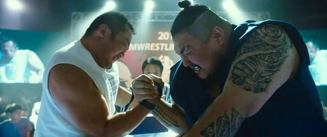 《冠军》电影，马东锡狂练肱二头肌，掰手腕冠军终于找到家庭归属