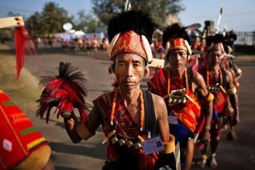 被解放军打得丢盔弃甲逃回印度，他竟然成了“英雄”