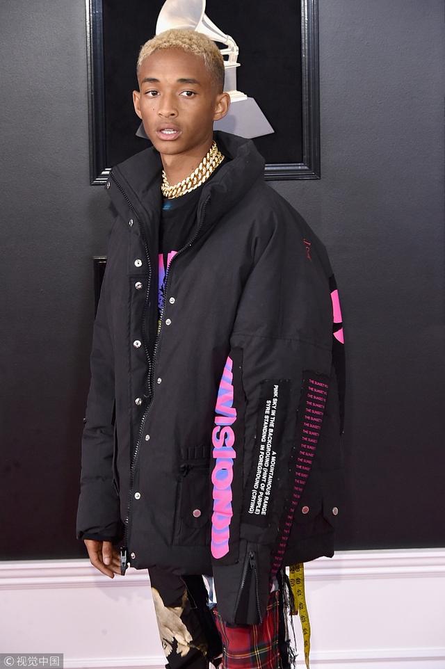 贾登·史密斯捂脸耍帅 嘻哈装配粗金链子风格怪异