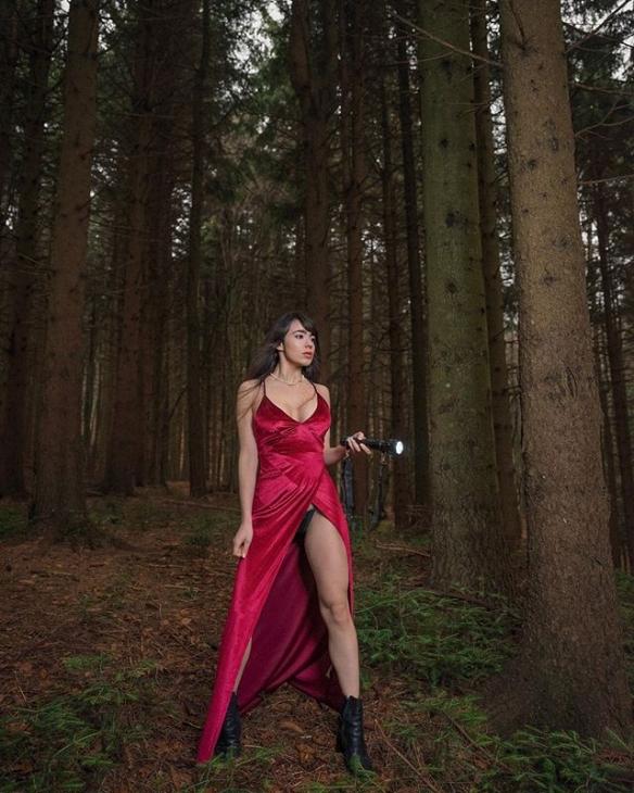 蜜瓜美臀+“胸”猛欧派!意大利辣妹Eleonora性感私照