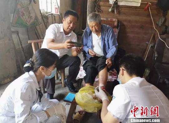 十年坚持抚平70余载烂脚之殇：爱从未间断过