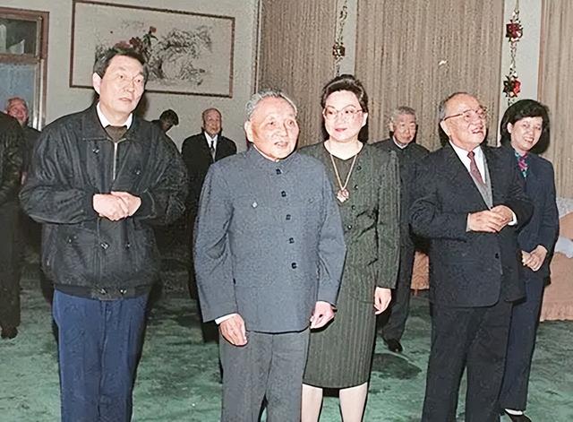 94年邓小平最后一次来上海，离开前对黄菊说：这是上海最后的机遇