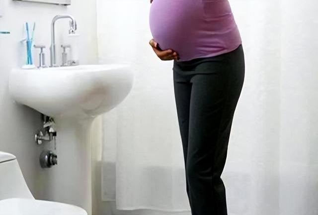 为什么女厕所总是排长队，她们上厕所时在干嘛？不只是生理原因