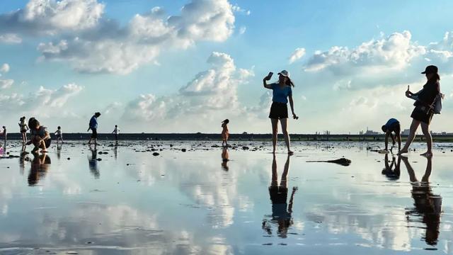 上海奉贤海边现“天空之境”:人在水间走,宛在画中游