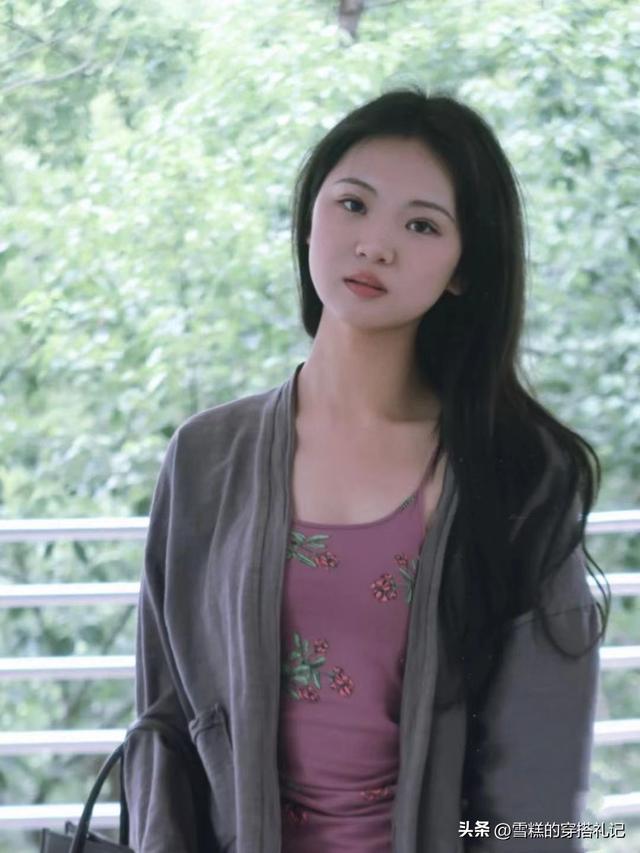 被赵露思的“韩式波浪卷”惊艳了!精致有气质,太适合圆脸了吧