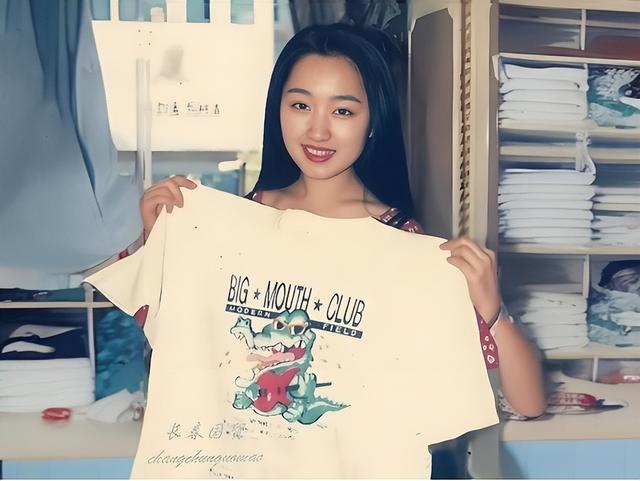 53岁杨钰莹现状：住深圳豪宅，穿碎花裙皮肤光滑，在自家楼顶种菜